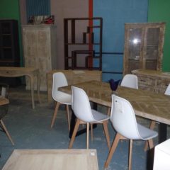 Sélection de tables et bureaux à la grande vente de Emmaüs – Bernes sur Oise