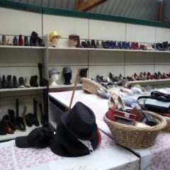 Vétements, habits de fête, chaussures à la grande vente de Emmaüs – Bernes sur Oise