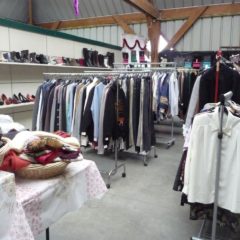 Vétements, habits de fête, chaussures à la grande vente de Emmaüs – Bernes sur Oise