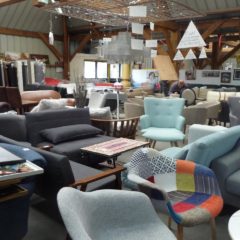 Canapés et fauteuils à la grande vente de Emmaüs – Bernes sur Oise
