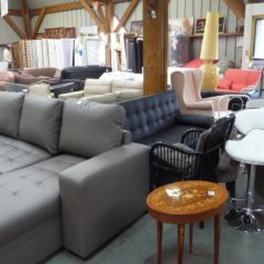 Canapés et fauteuils à la grande vente de Emmaüs – Bernes sur Oise